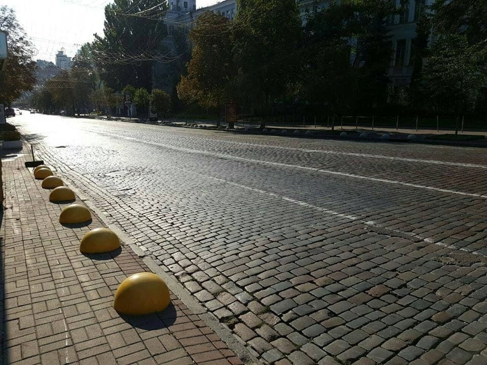 Стоп, автохам: в центре Киева появилось еще 150 полусфер