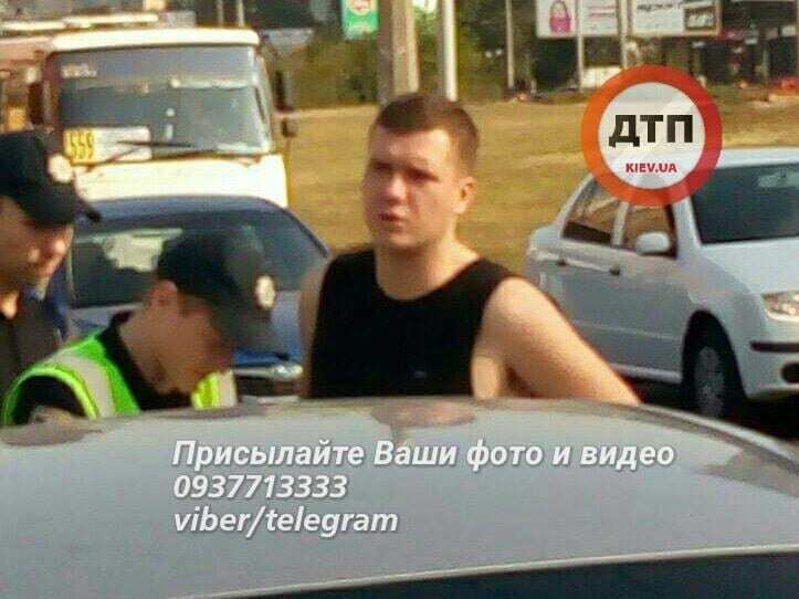 В Киеве пьяный водитель протаранил припаркованные автомобили
