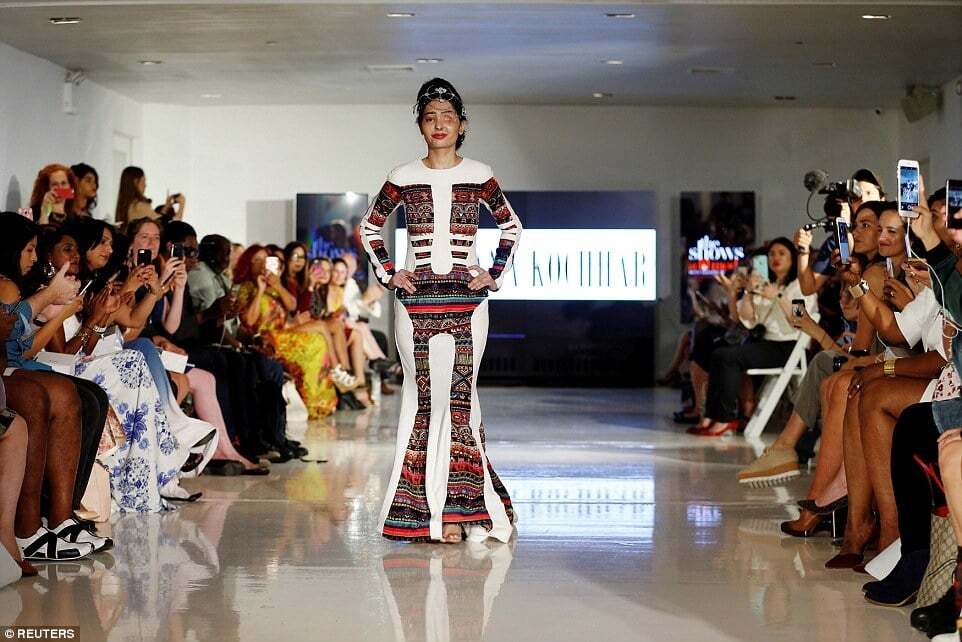 Модель с обожженным кислотой лицом произвела фурор на Неделе моды в Нью-Йорке