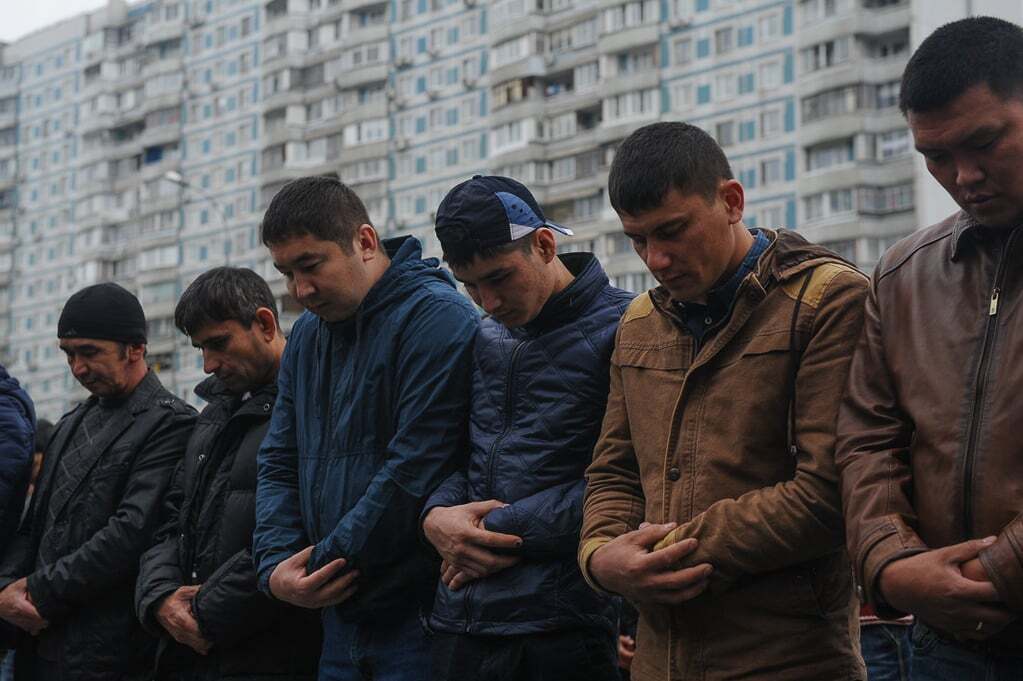 Тысячи мусульман заполонили улицы Москвы: в сети показали фото празднования Курбан-байрама