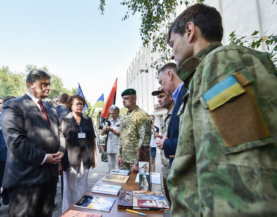 Дорогами Донбасса: Порошенко посетил единственный в Украине музей АТО