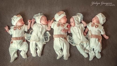Одеські п'ятернята знялися у першій після народження фотосесії