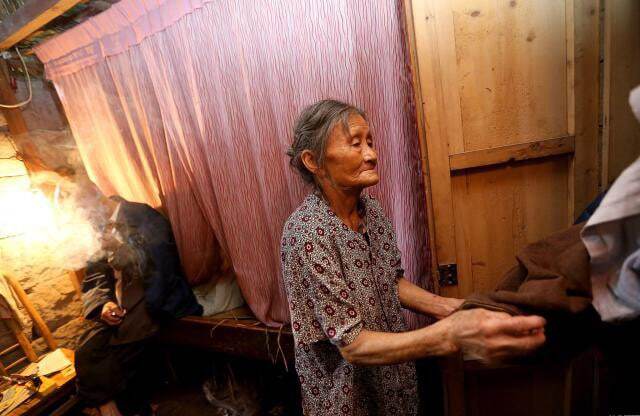 Взрыв из прошлого: в Китае супруги более 50 лет живут в пещере