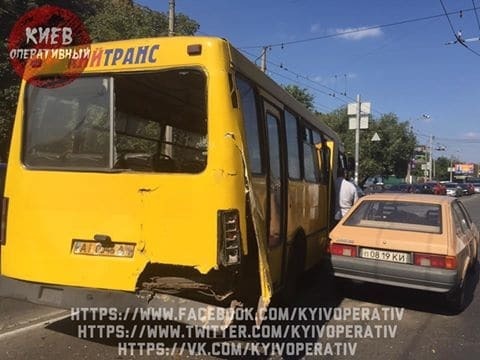 В Киеве грузовик протаранил маршрутку: опубликованы фото