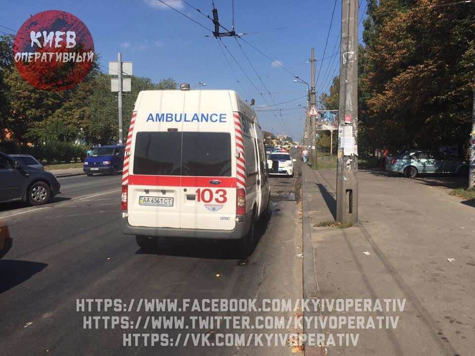 В Киеве грузовик протаранил маршрутку: опубликованы фото