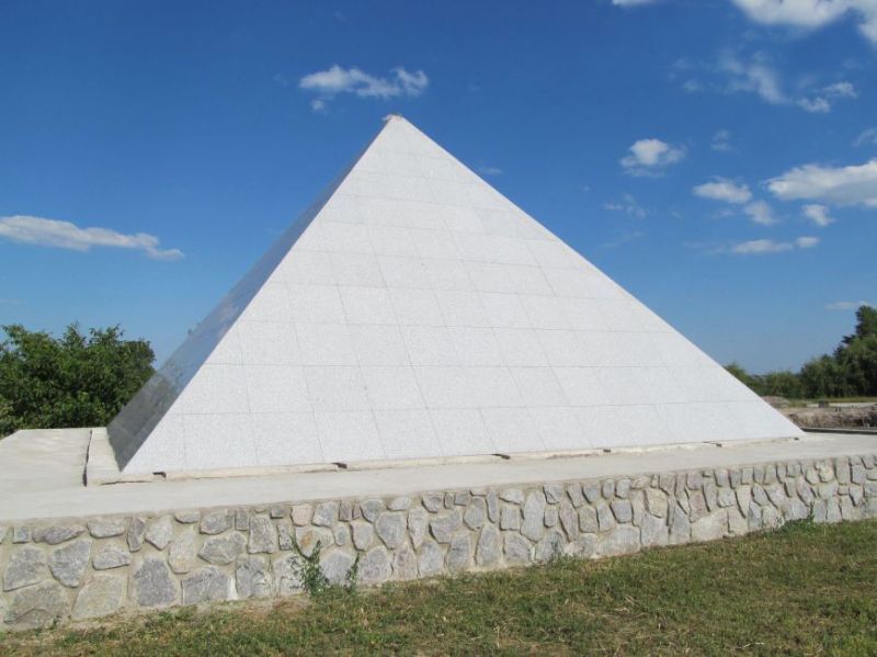 Від кохання до лікування: історія українських пірамід