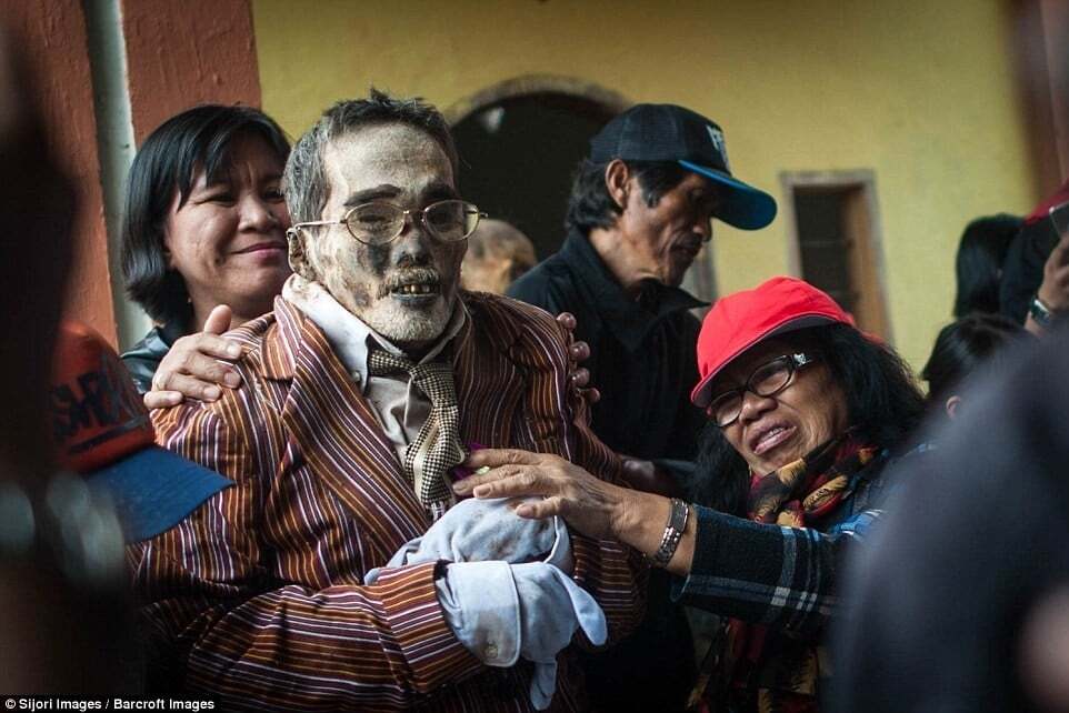 Уикенд с умершим родственником: шокирующий обычай в Индонезии. Фоторепортаж