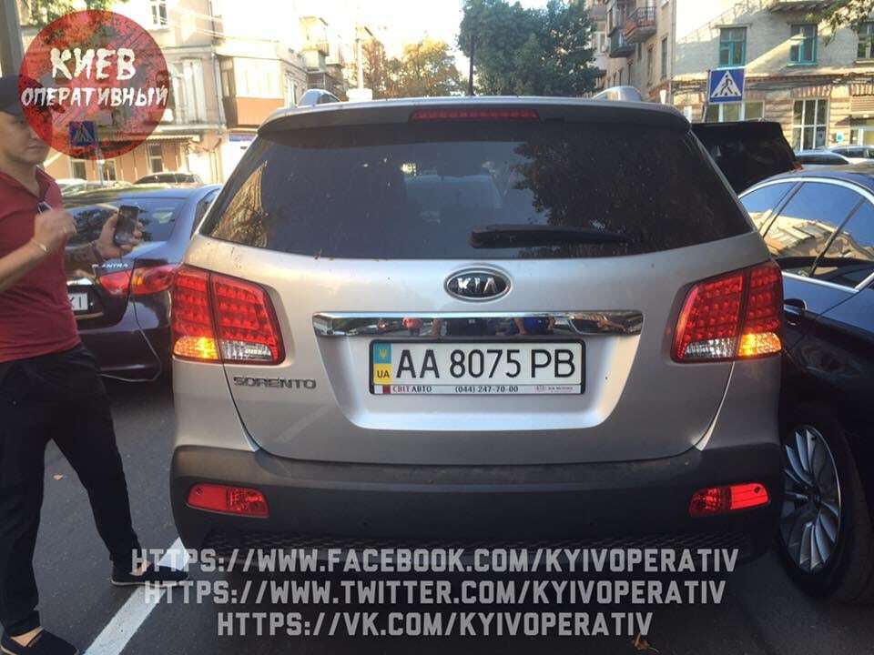 В Киеве заслуженный врач устроила пьяное ДТП с участием четырех авто: фотофакт