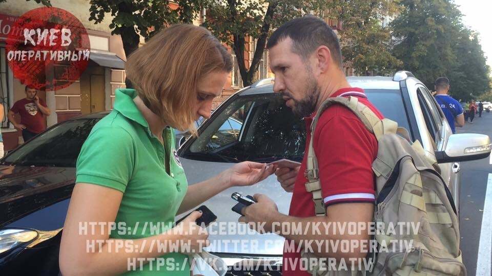 В Киеве заслуженный врач устроила пьяное ДТП с участием четырех авто: фотофакт