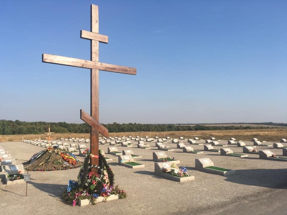 Похоронены 200 человек: в сети показали кладбище погибших под Иловайском бойцов АТО