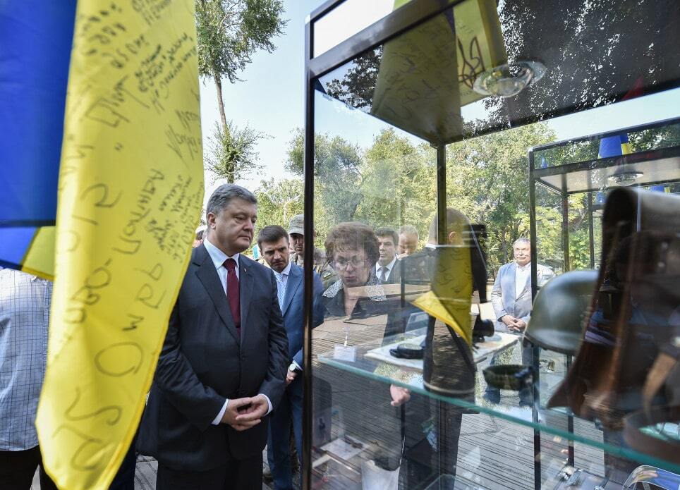 Дорогами Донбасса: Порошенко посетил единственный в Украине музей АТО