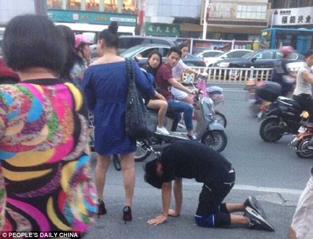 Китаянка прошлась по улице с мужчиной на поводке: шокирующие фото