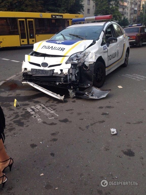 У центрі Києва авто патрульних протаранило таксі, є постраждалі