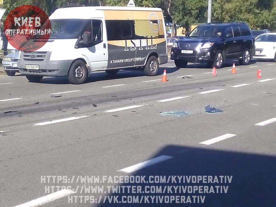 В Киеве в результате ДТП загорелся автомобиль: опубликованы фото