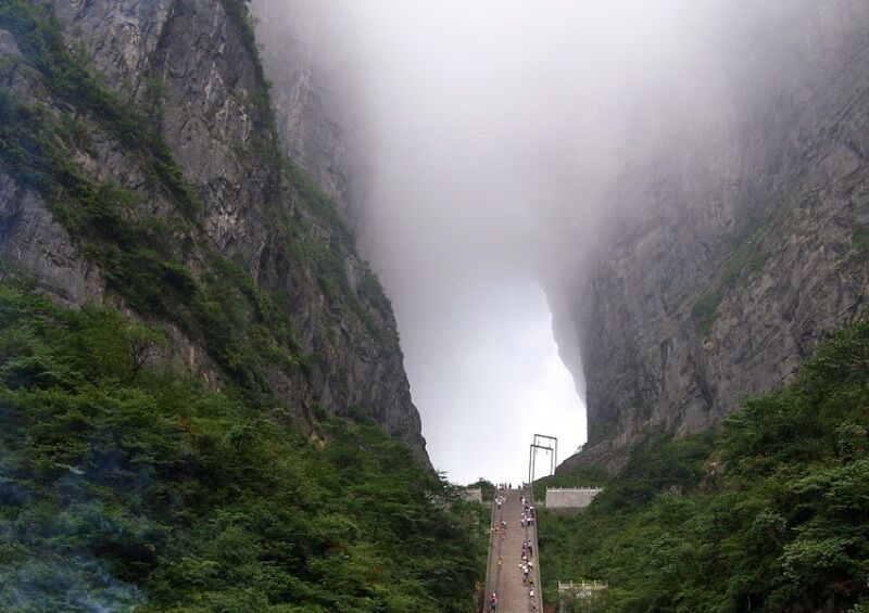 "Небесні ворота": дивовижні фото печери у Китаї