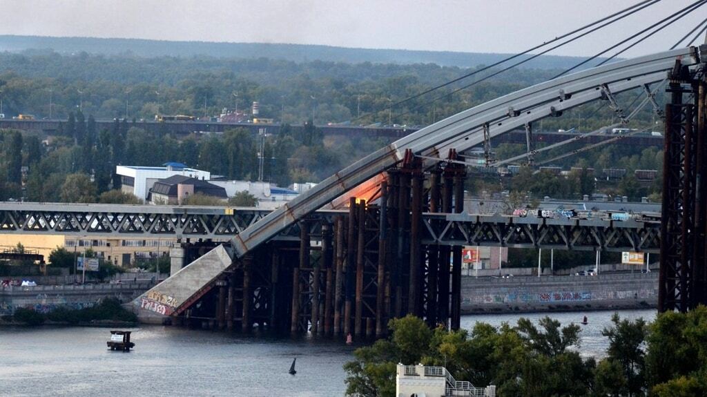 Не могли начать тушение: в Киеве горел недостроенный мост через Днепр