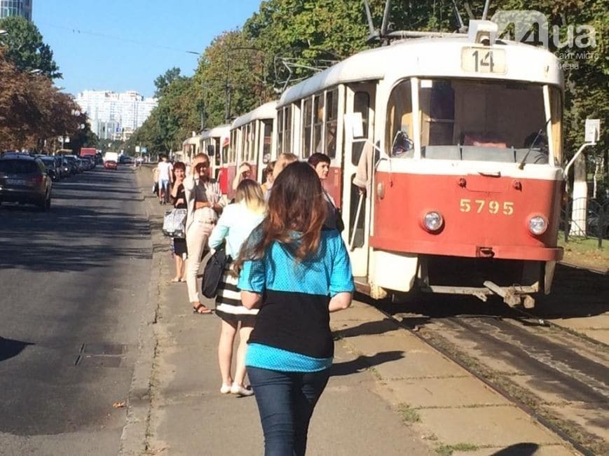 В Киеве возмущенные пассажиры отодвинули джип с трамвайных рельсов