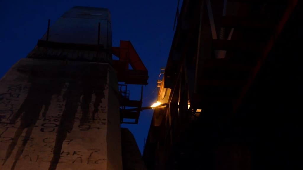 Не могли начать тушение: в Киеве горел недостроенный мост через Днепр