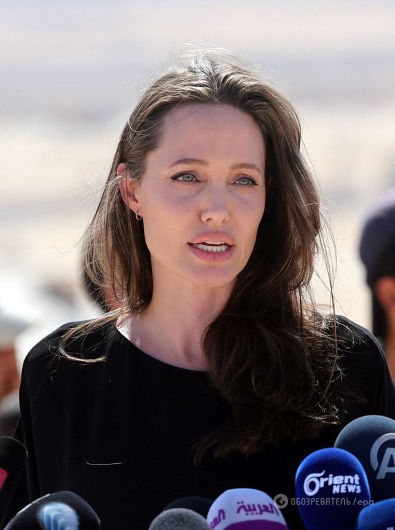 Американский таблоид осудил Анджелину Джоли за выступающие соски на встрече с беженцами