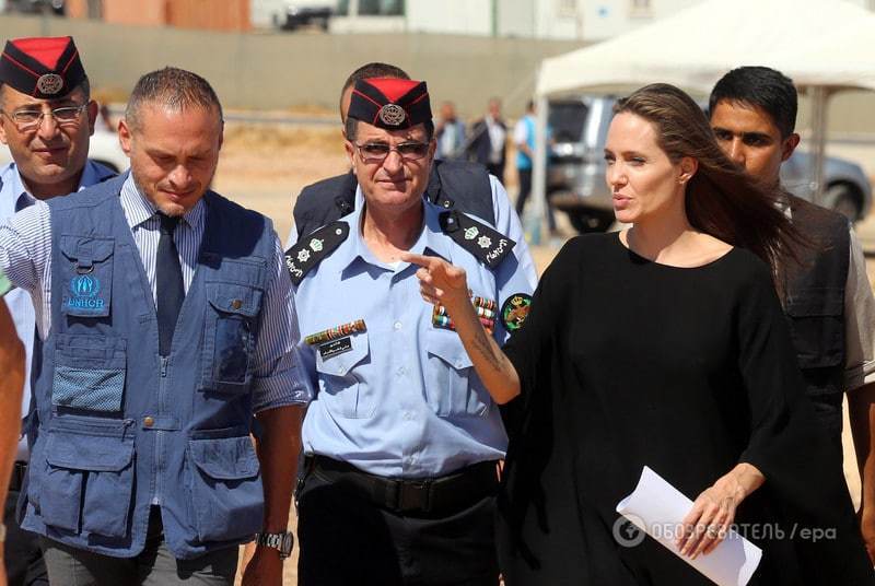 Американский таблоид осудил Анджелину Джоли за выступающие соски на встрече с беженцами