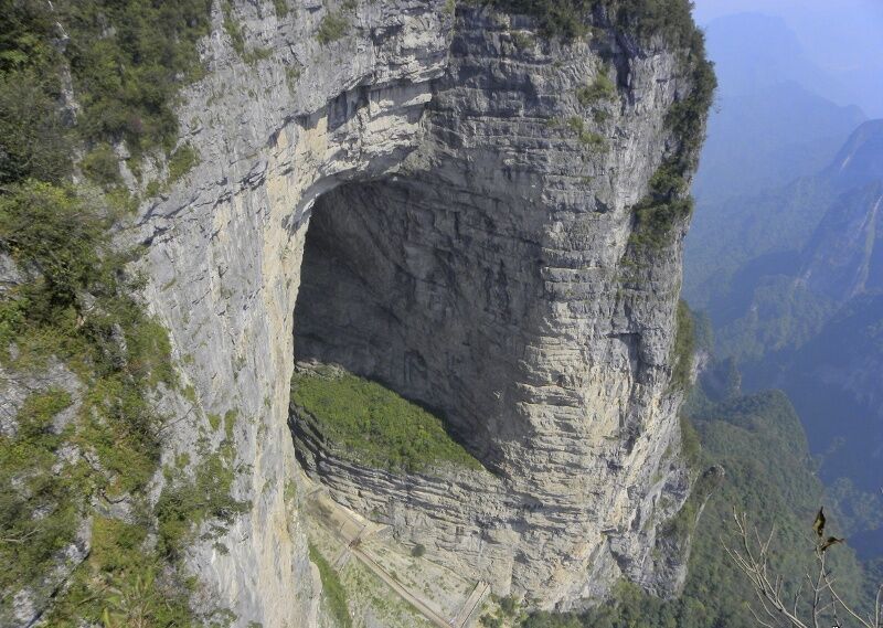 "Небесні ворота": дивовижні фото печери у Китаї