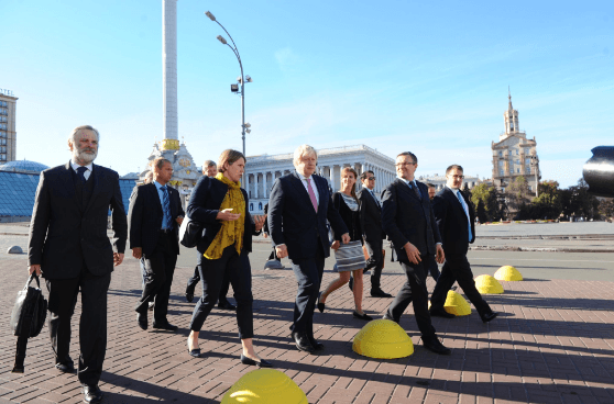 Первый визит в Киев: глава МИД Британии почтил память героев Небесной Сотни
