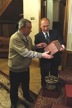 Шляпа, книга и фигурка: СМИ рассказали, что Путин дарил подчиненным и деятелям культуры