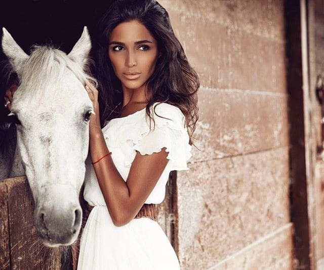 Санта Димопулос в роскошных нарядах снялась в красочной фотосессии с лошадьми