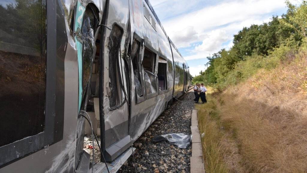 Во Франции поезд столкнулся с грузовиком: пострадали 12 человек. Фотофакт