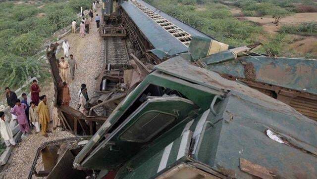 В Пакистане столкнулись два поезда: 6 человек погибли, 150 пострадали. Опубликованы фото и видео