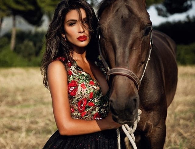 Санта Димопулос в роскошных нарядах снялась в красочной фотосессии с лошадьми