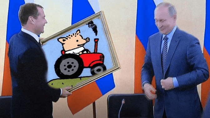 "Интересно, на что намекает?": в сети высмеяли "креативный" подарок Путина Медведеву