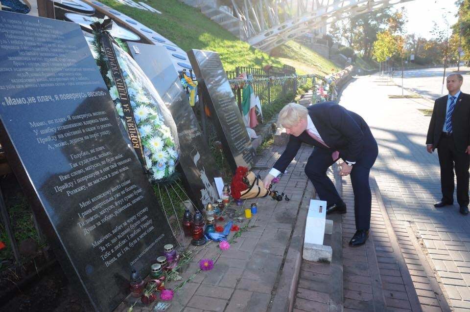 Перший візит у Київ: глава МЗС Британії вшанував пам'ять героїв Небесної Сотні