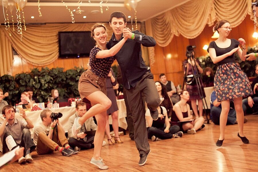 Плюс флирт и новые друзья, минус килограммы: 4 причины немедленно заняться танцами 