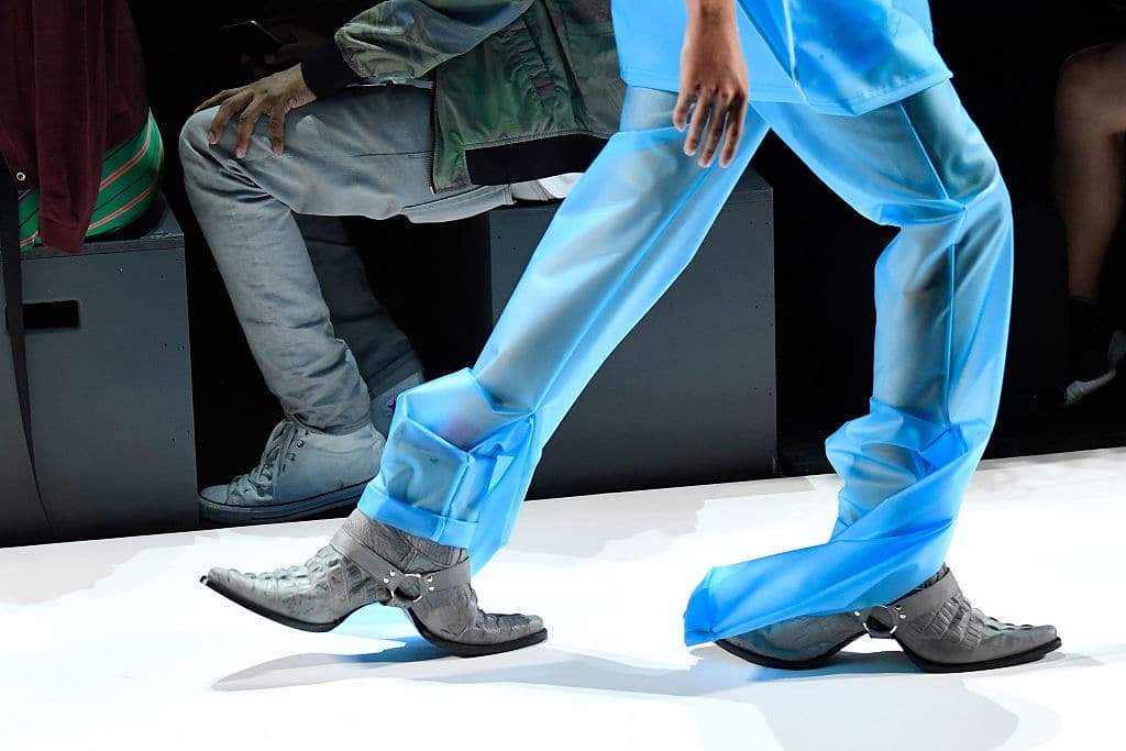 Сумка-такса и двусторонние туфли: опубликованы 15 самых странных аксессуаров на Неделе моды 