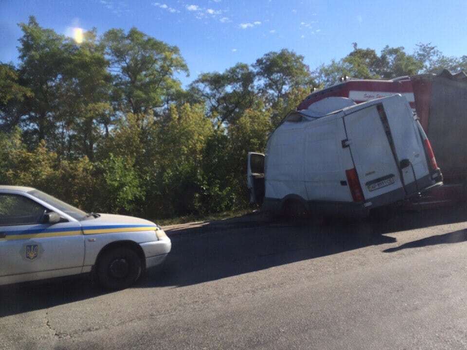 Под Запорожьем фура врезалась в микроавтобус