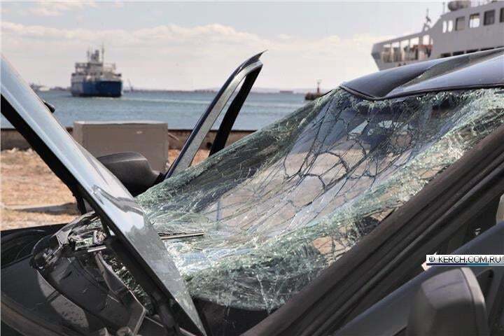 У Керчі автомобіль із водієм впав із порома в море