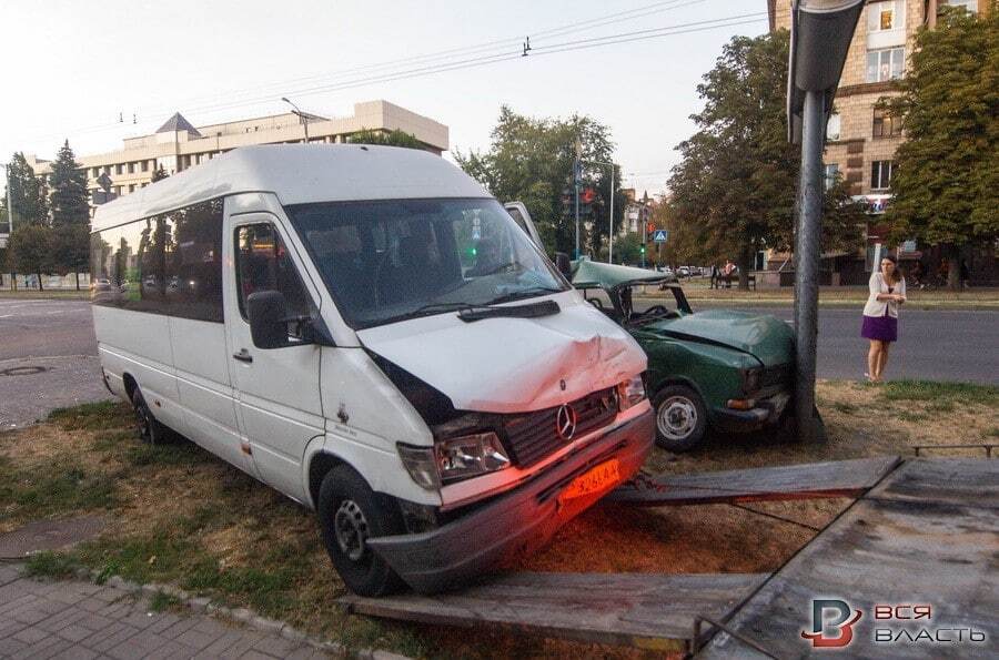 В Запорожье не разминулись маршрутка и "Москвич"