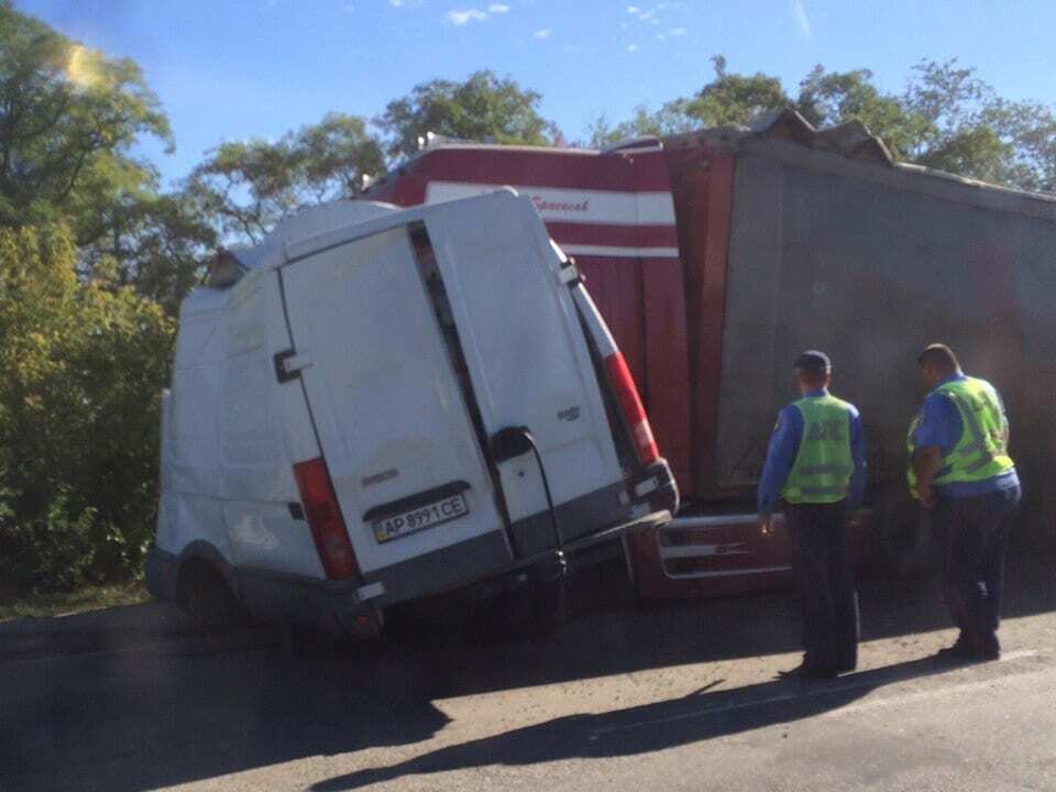 Под Запорожьем фура врезалась в микроавтобус