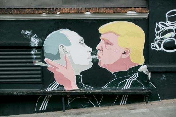 "Вдули" друг другу: в Вильнюсе обновили фото с поцелуем Трампа и Путина