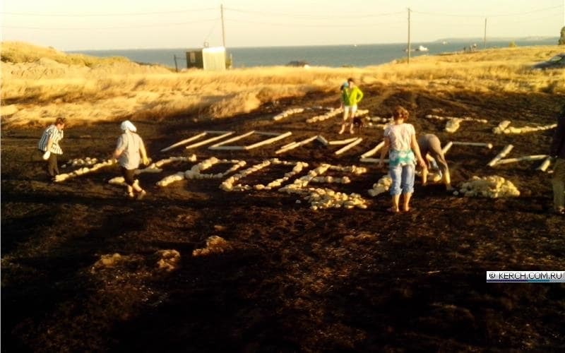 "Путин, помоги": жители крымского села камнями выложили обращение к оккупанту. Фотофакт