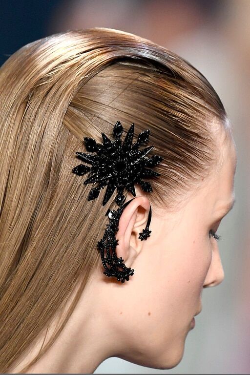 Сумка-такса и двусторонние туфли: опубликованы 15 самых странных аксессуаров на Неделе моды 