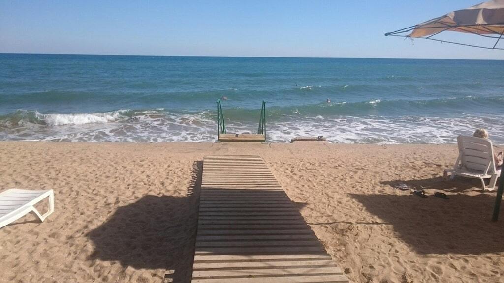 Бархатный сезон "в разгаре": в сети показали фото пустых пляжей Крыма