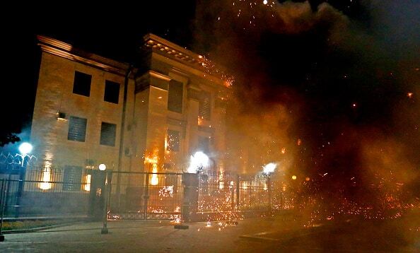"Російські свині, тут вам не раді": у Києві вночі обстріляли посольство РФ