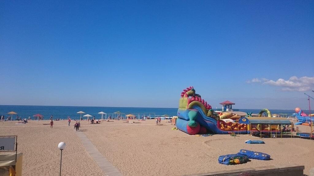 Бархатный сезон "в разгаре": в сети показали фото пустых пляжей Крыма
