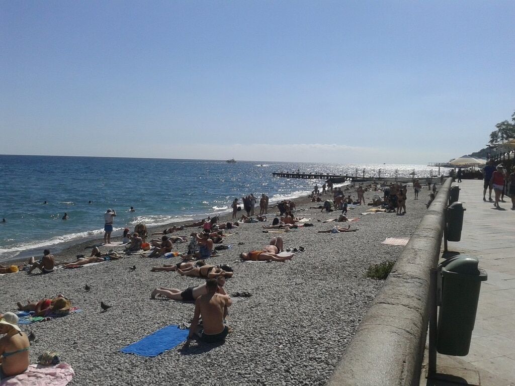 Оксамитовий сезон "у розпалі": у мережі показали фото порожніх пляжів Криму