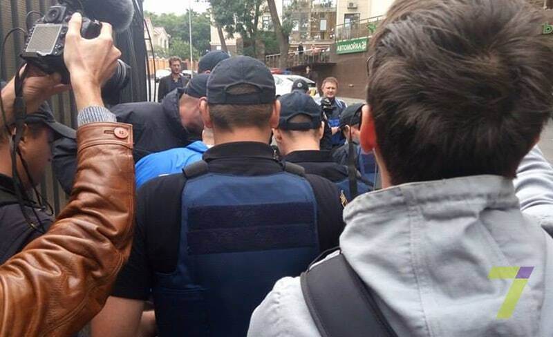 "Правый сектор" подрался с полицией у консульства РФ в Одессе