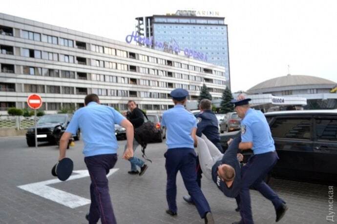 Закидали консульство Росії яйцями: в Одесі сталася нова хвиля бійок