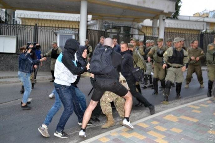 Забросали консульство России яйцами: в Одессе произошла новая волна потасовок. Фото, видео