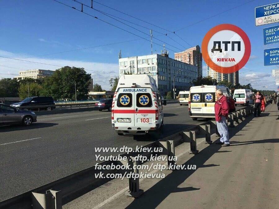 Масштабна ДТП у Києві: автобус із пасажирами вилетів із дороги
